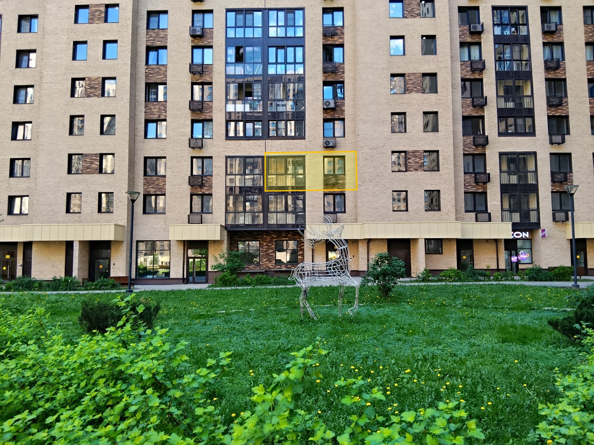 ГП17006392.Квартира.Фасад здания с выделенными окнами реализуемого объекта.jpg