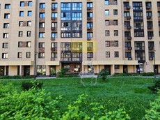 ГП17006392.Квартира.Фасад здания с выделенными окнами реализуемого объекта.jpg