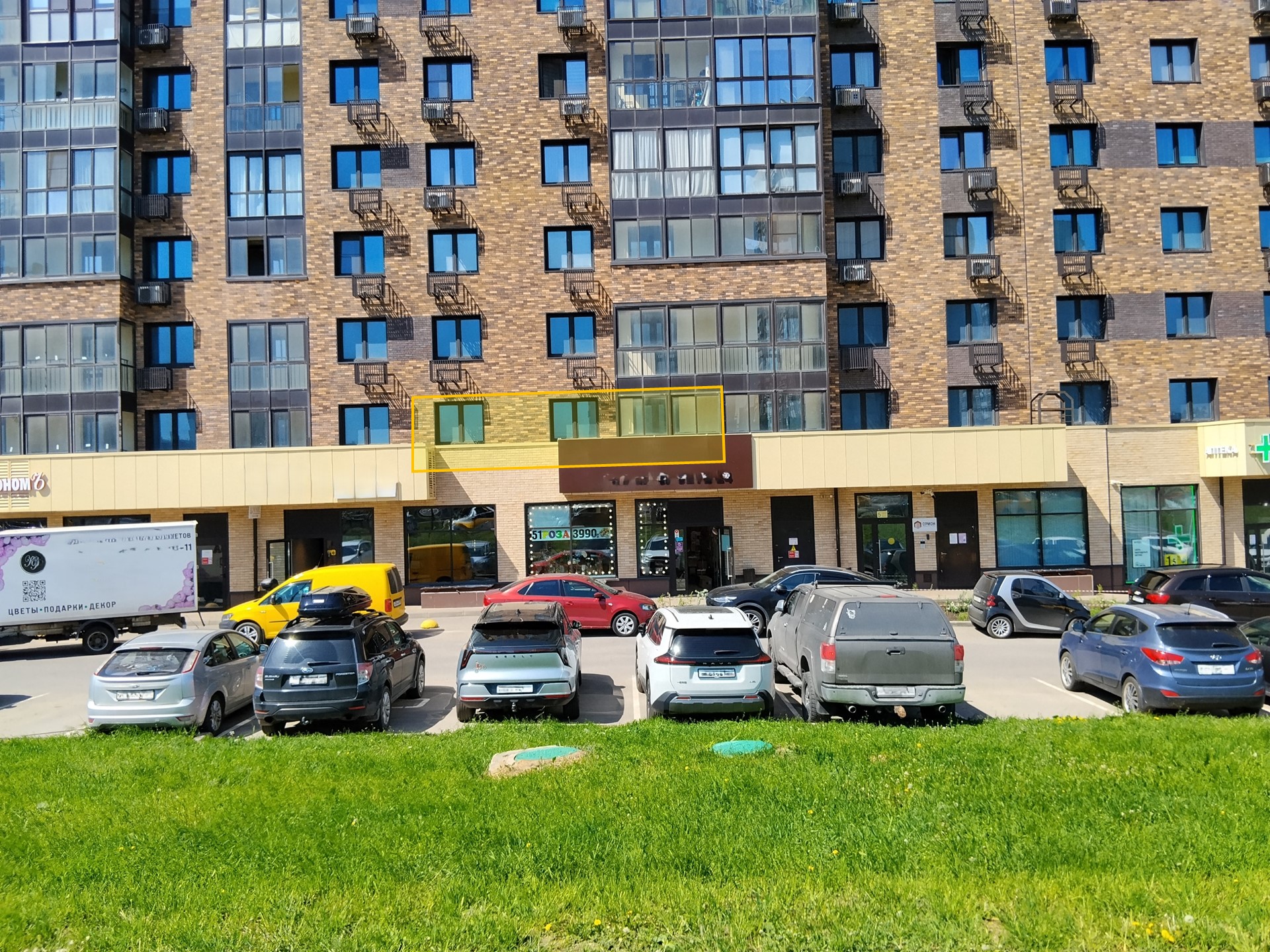 ГП17006391.Квартира.Фасад здания с выделенными окнами реализуемого объекта.jpg