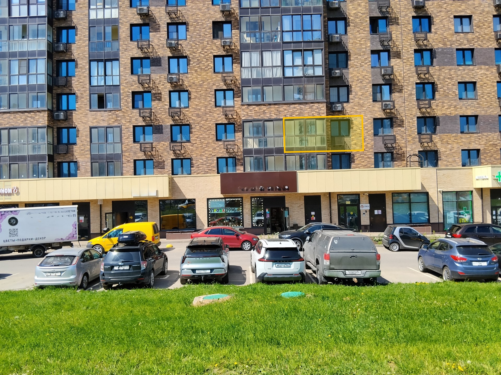 ГП17006393.Квартира.Фасад здания с выделенными окнами реализуемого объекта.jpg