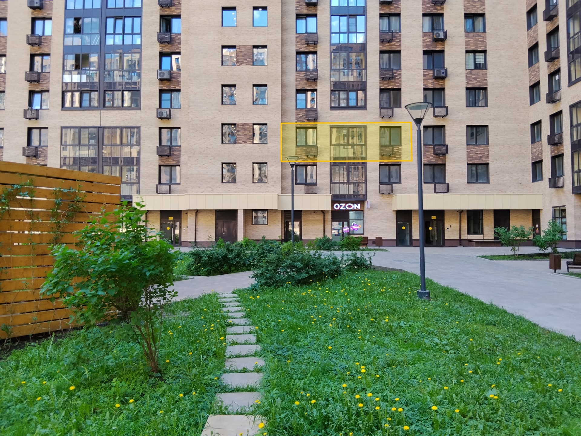 ГП17006395.Квартира.Фасад здания с выделенными окнами реализуемого объекта.jpg