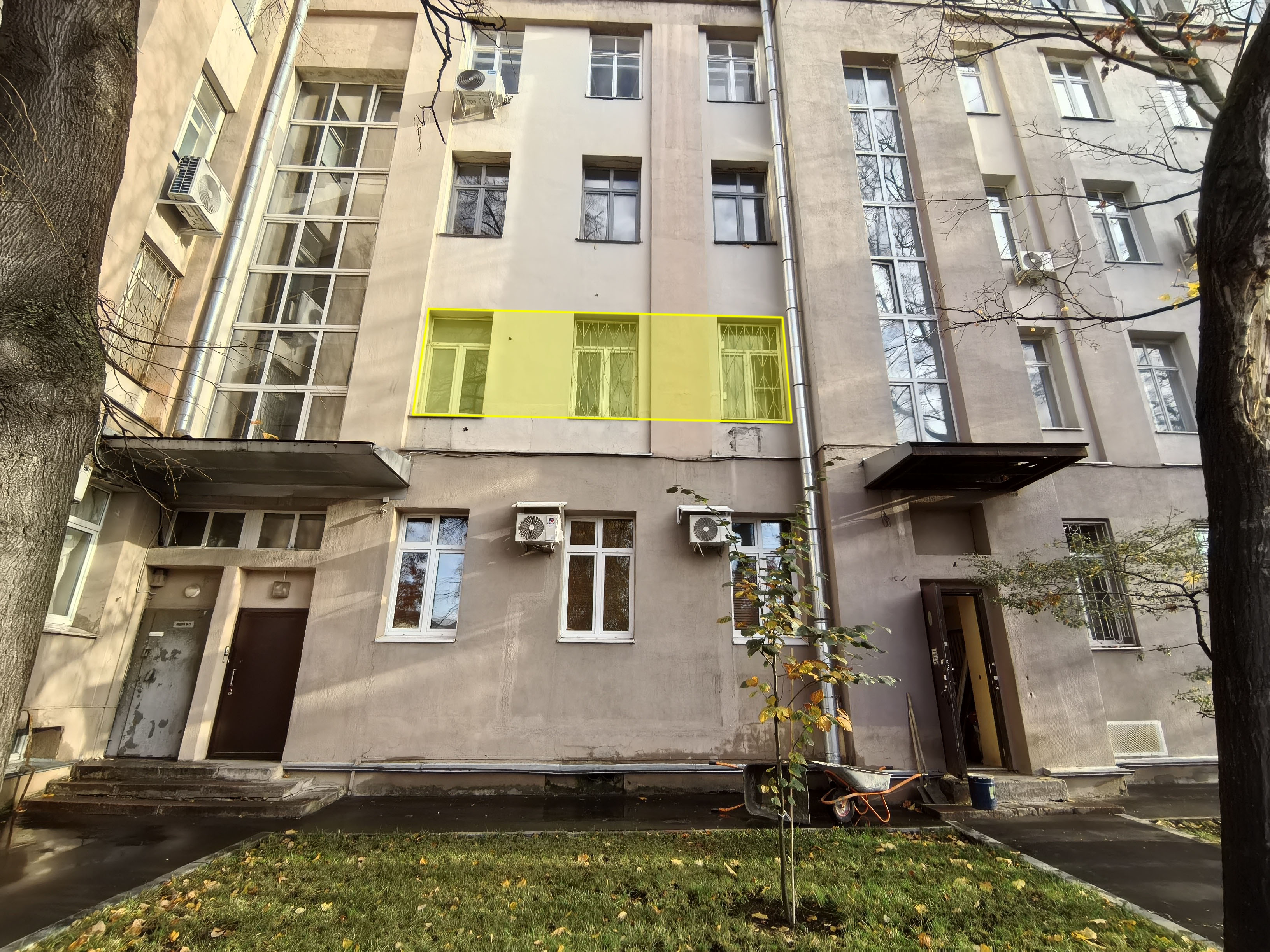 ГП17008321.Нежилое помещение.Фасад здания с выделенными окнами реализуемого объекта_2.jpg