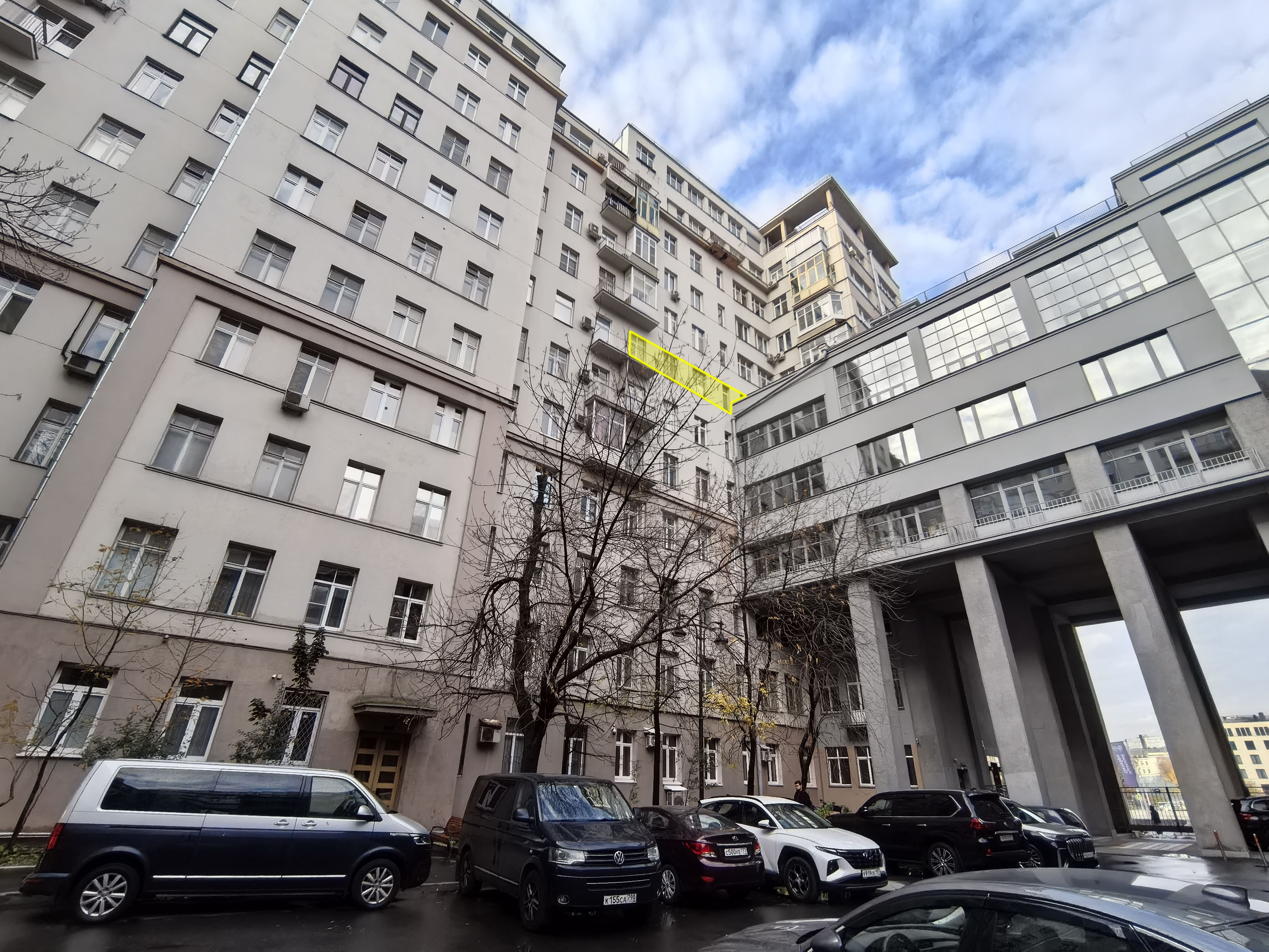 ГП17008327.Нежилое помещение.Фасад здания с выделенными окнами реализуемого объекта.jpg
