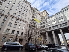 ГП17008327.Нежилое помещение.Фасад здания с выделенными окнами реализуемого объекта.jpg