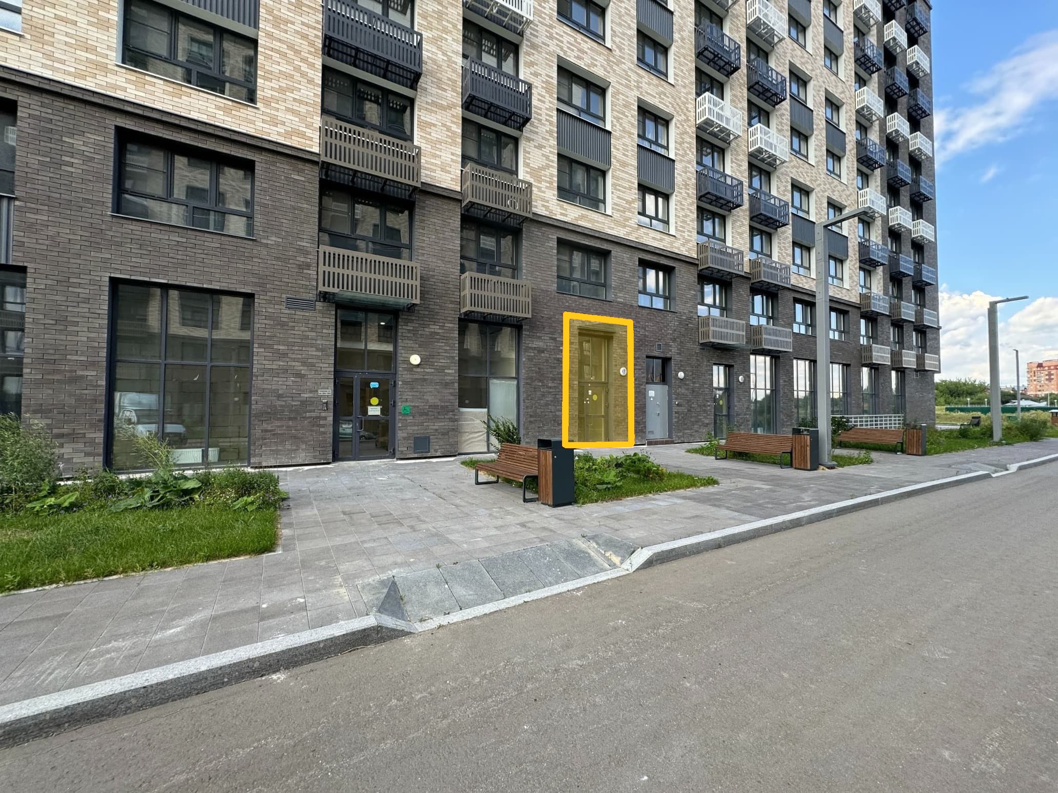 ГП17001648.Нежилое помещение.Фасад здания с выделенными окнами реализуемого объекта_2.jpg