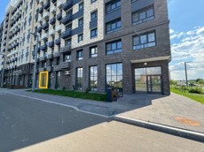 ГП17001649.Нежилое помещение.Фасад здания с выделенными окнами реализуемого объекта_2.jpg
