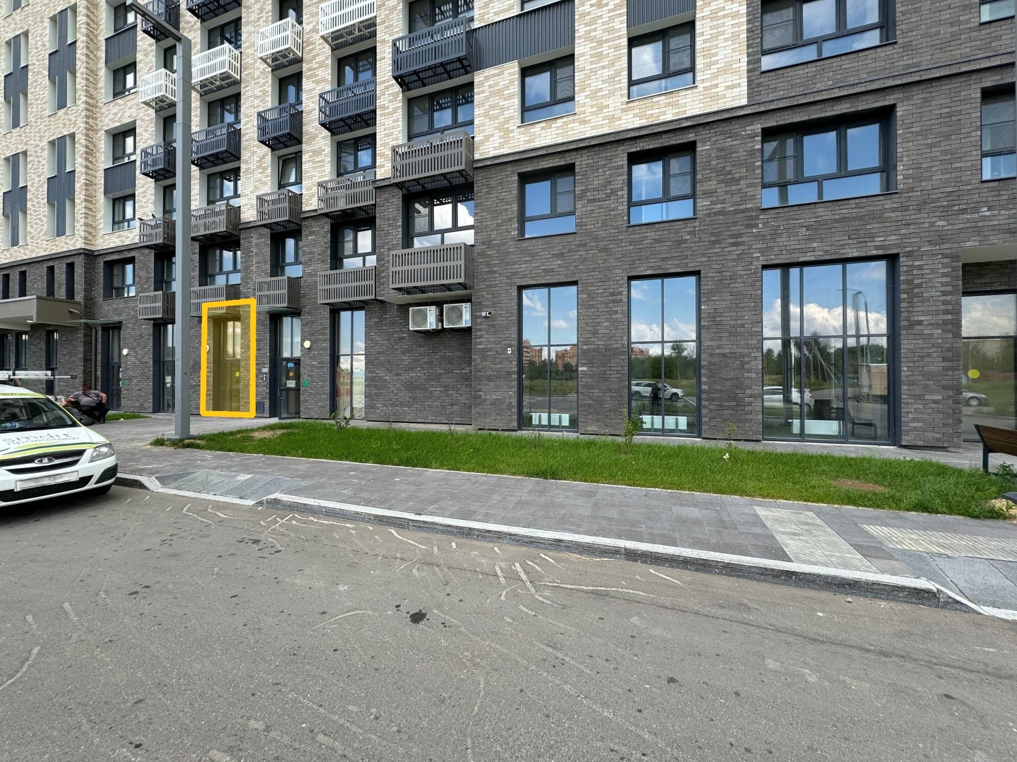 ГП17001651.Нежилое помещение.Фасад здания с выделенными окнами реализуемого объекта_2.jpg