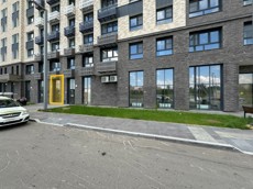 ГП17001651.Нежилое помещение.Фасад здания с выделенными окнами реализуемого объекта_2.jpg