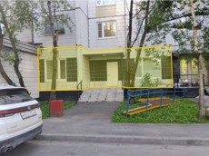 ГП17001700.Нежилое помещение.Фасад здания с выделенными окнами реализуемого объекта_2.jpg
