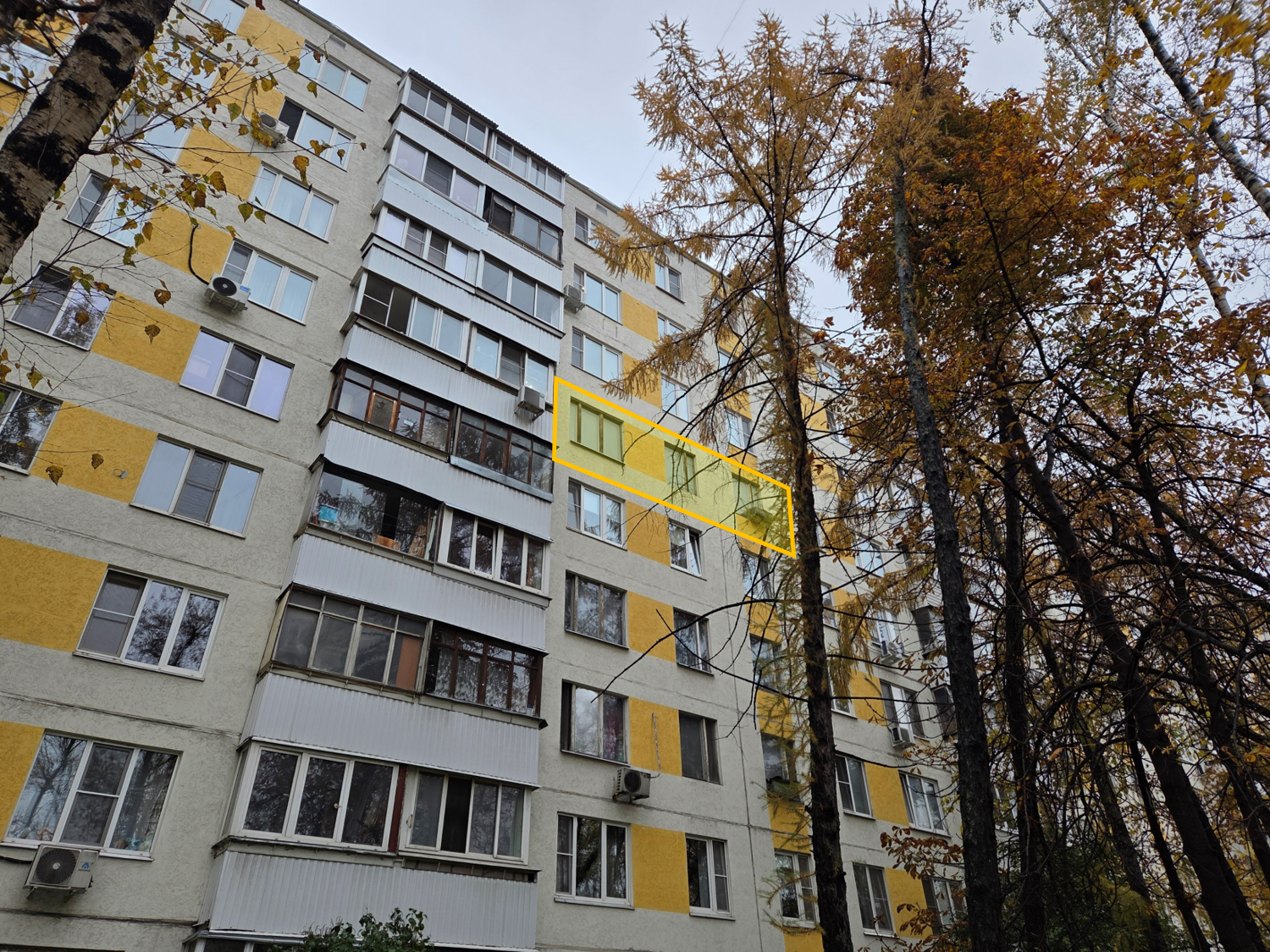 ГП17007819.Квартира.Фасад здания с выделенными окнами реализуемого объекта.png