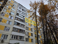 ГП17007819.Квартира.Фасад здания с выделенными окнами реализуемого объекта.png