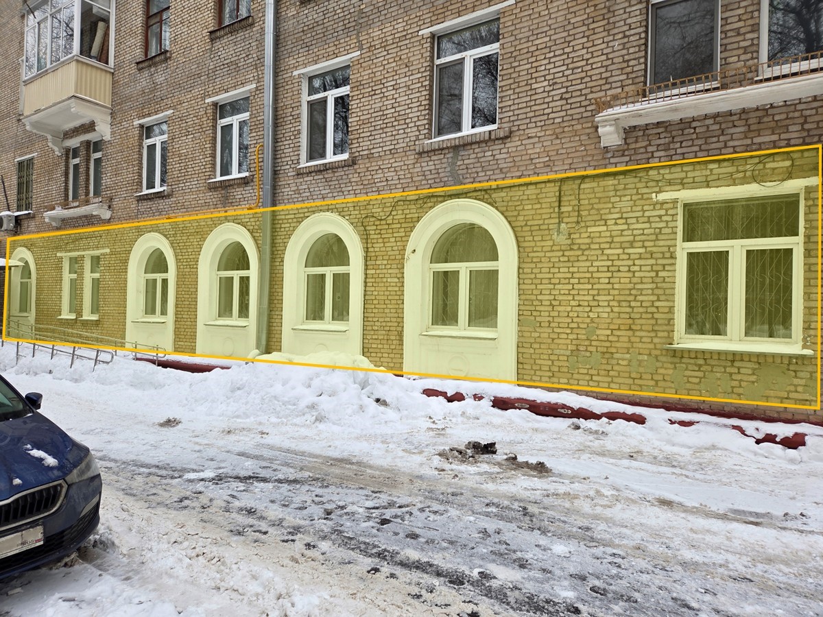 ГП16986247.Нежилое помещение.Фасад здания с выделенными окнами реализуемого объекта.jpg