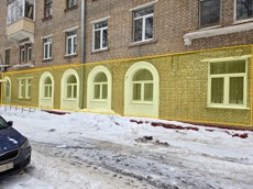 ГП16986247.Нежилое помещение.Фасад здания с выделенными окнами реализуемого объекта.jpg