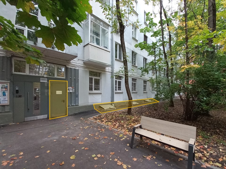ГП17005445.Нежилое помещение.Фасад здания с выделенными окнами реализуемого объекта.jpg
