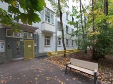 ГП17005445.Нежилое помещение.Фасад здания с выделенными окнами реализуемого объекта.jpg